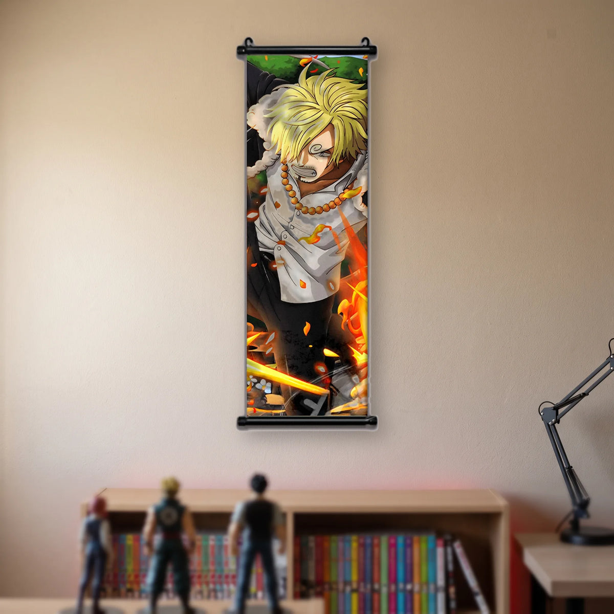 Sanji en chemise claire ouverte, collier orange, flammes devant un feuillage vert, kakémono suspendu dans une chambre