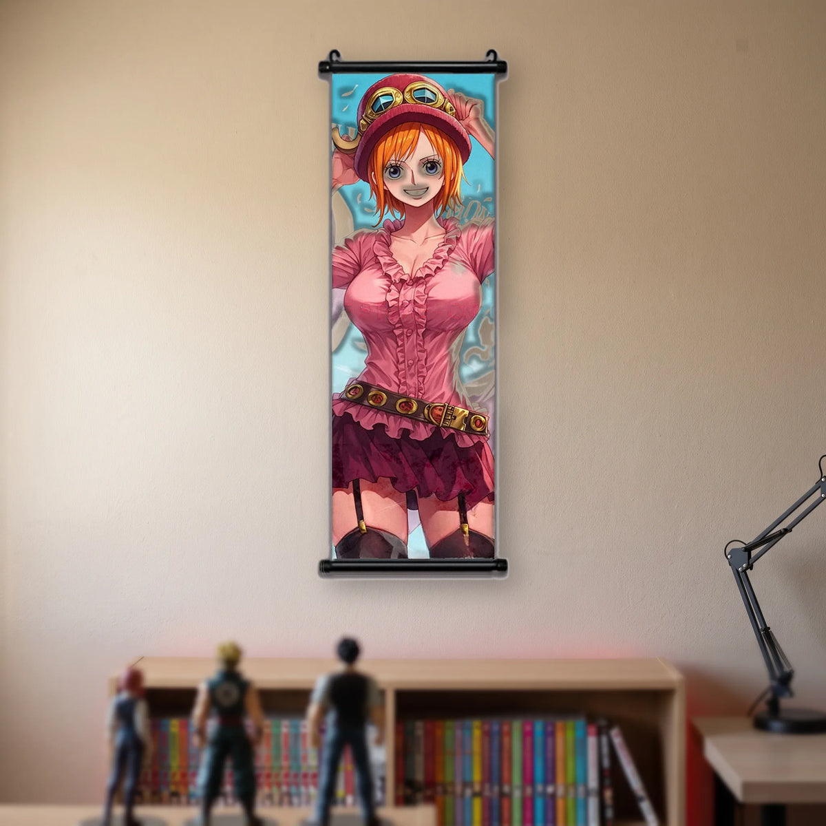 Nami souriante, chapeau melon rose à lunettes dorées, chemisier à volants, jupe bordeaux, kakémono suspendu dans une chambre