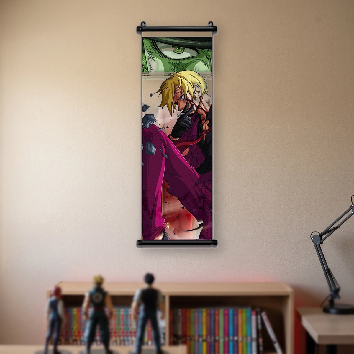 Sanji en costume magenta, cigarette au bec, un œil vert en bandeau, kakémono suspendu dans une chambre