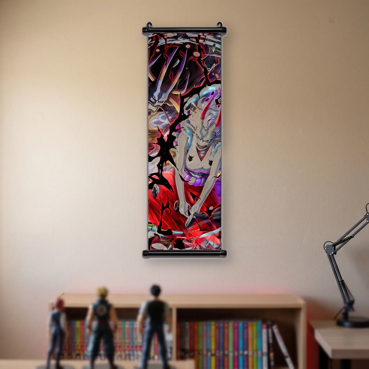 Yamato en kimono blanc à losanges noirs, tête de dragon sombre, moitié basse rouge, kakémono suspendu dans une chambre