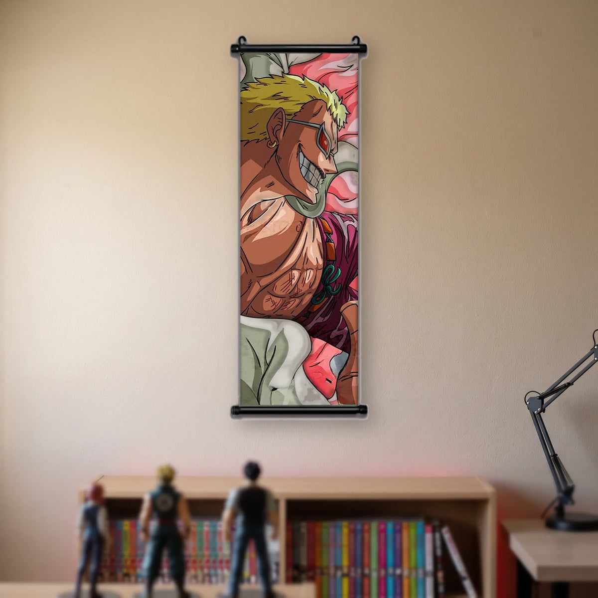 Doflamingo riant, lunettes à verres rouges, chemise magenta, plumes roses derrière, kakémono suspendu dans une chambre