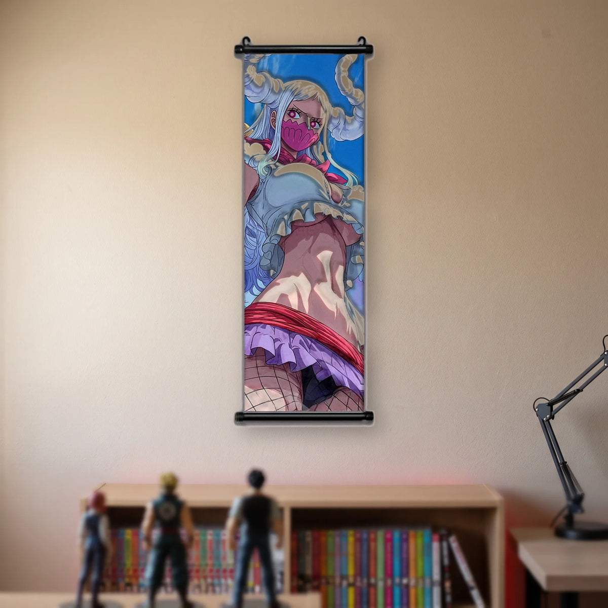 jeune femme cornue aux cheveux blancs, masque rose, jupe violette, ciel bleu, kakémono suspendu dans une chambre