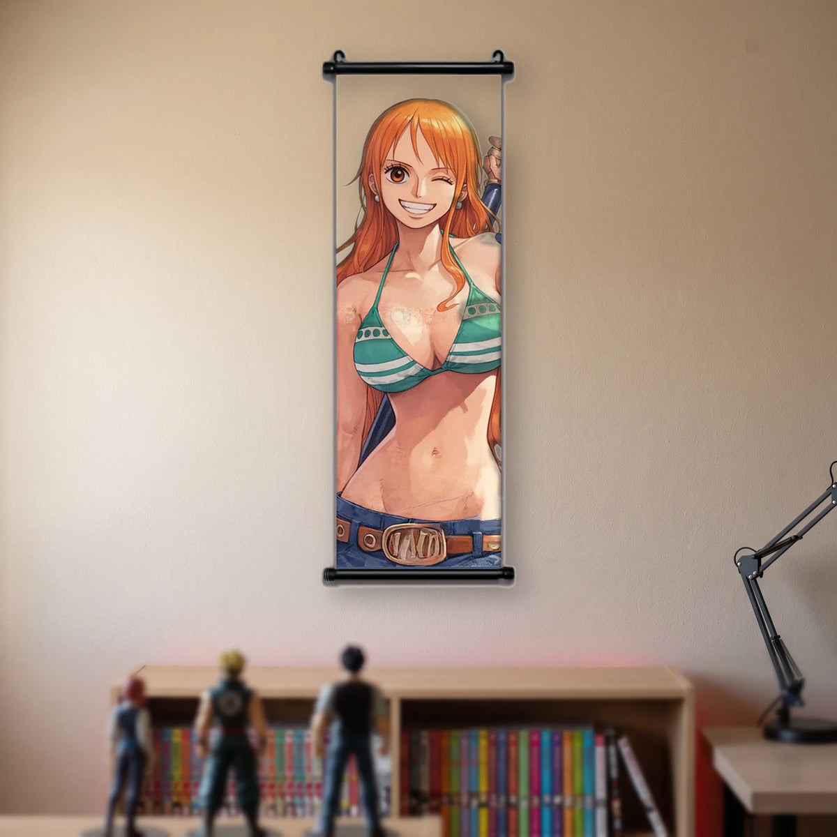Nami en buste, clin d'œil, bikini rayé vert et blanc sur fond blanc, kakémono suspendu dans une chambre