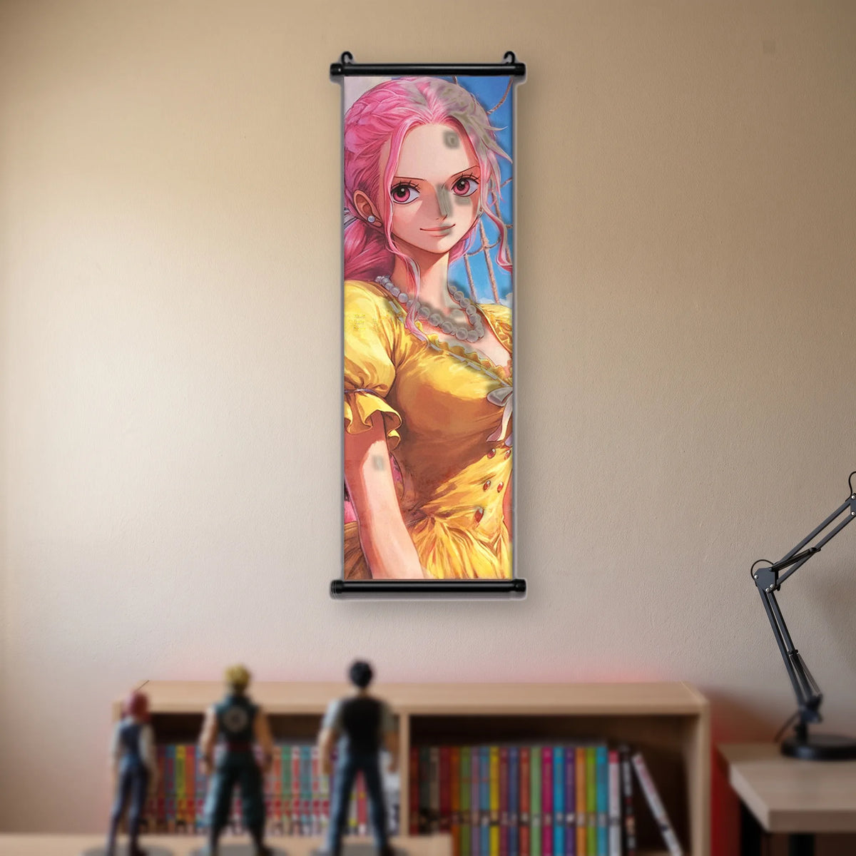 jeune femme aux cheveux roses, collier de perles, robe jaune devant des cordages, kakémono suspendu dans une chambre