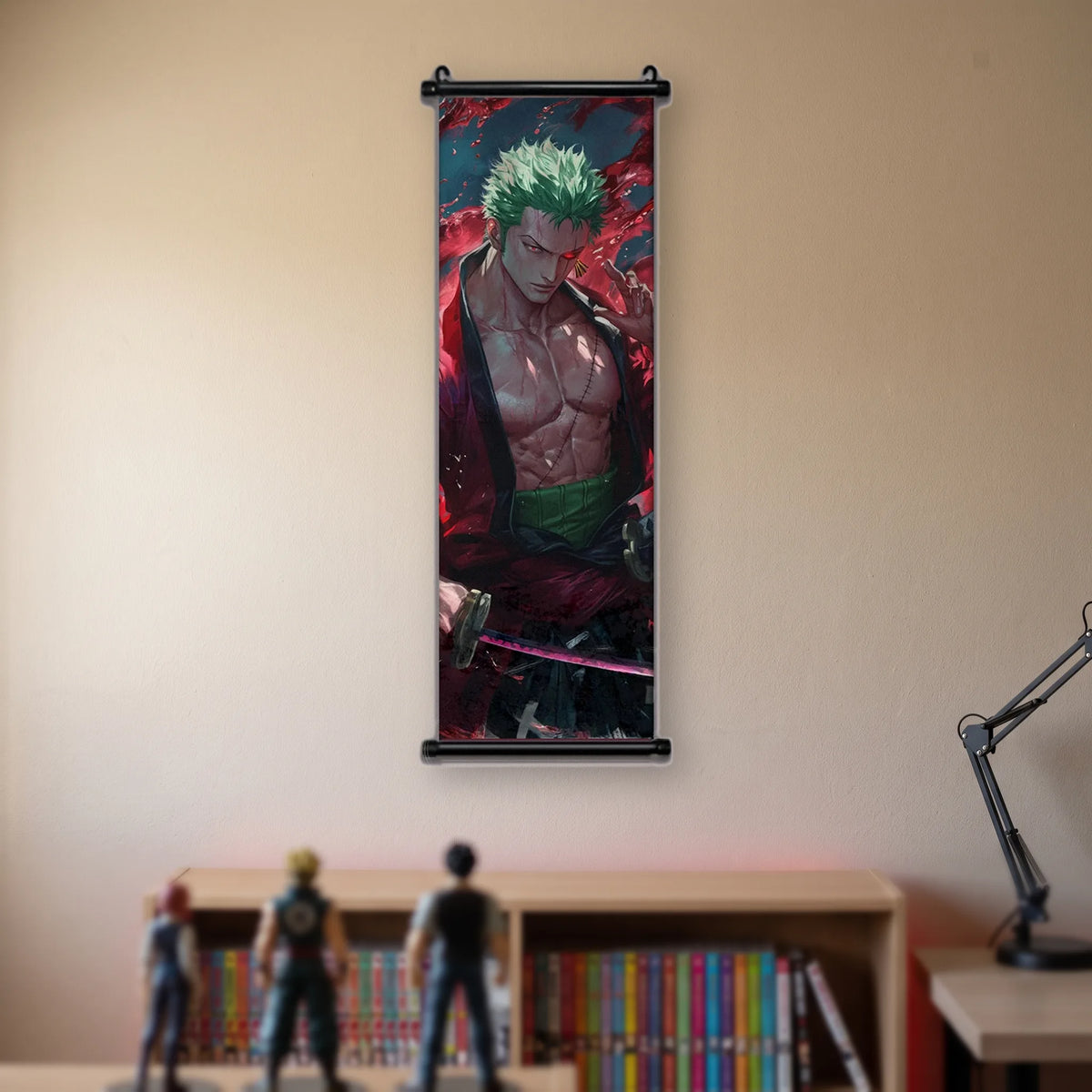 Zoro torse nu, cheveux verts, ceinture verte, katana dégainé lame nue, kakémono suspendu dans une chambre