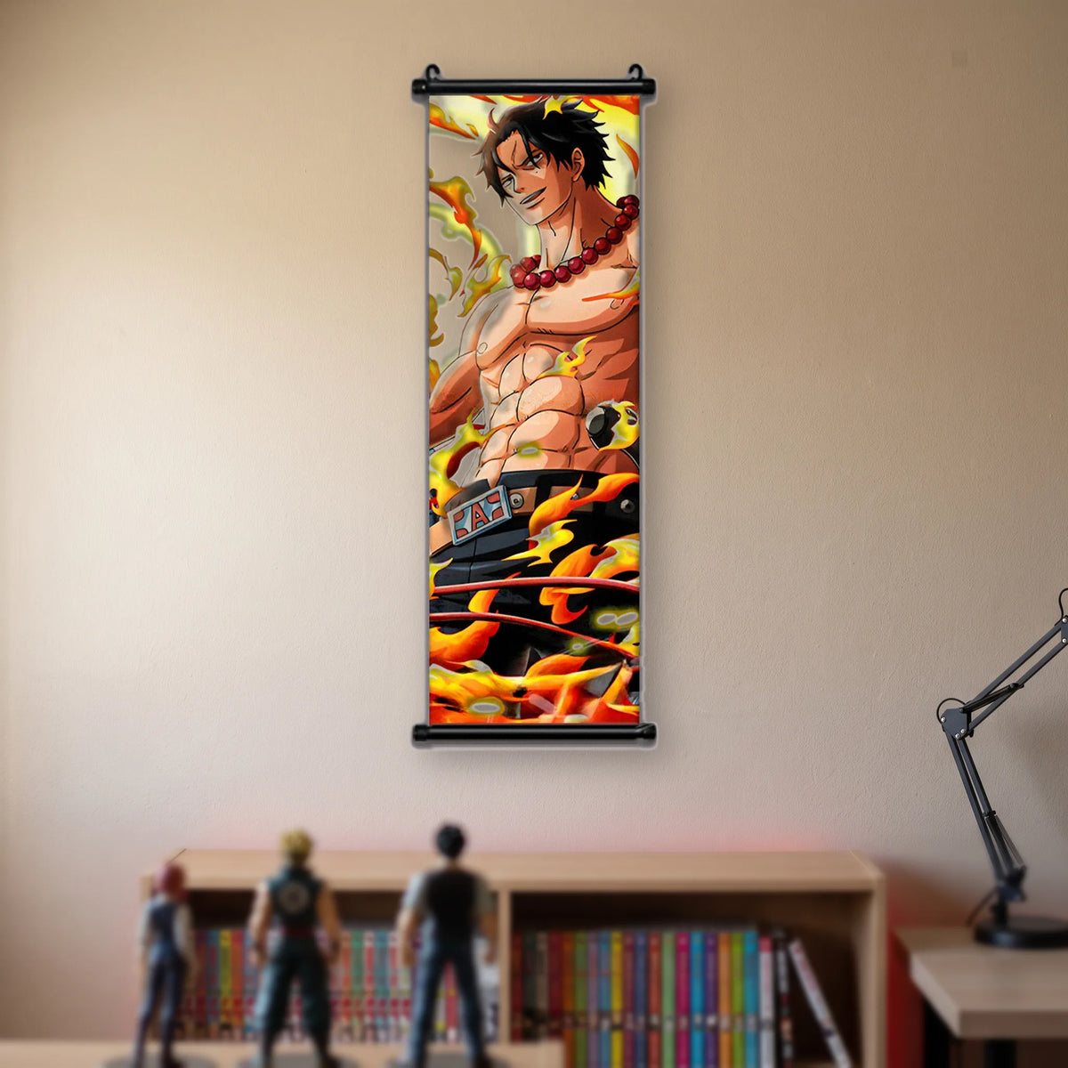 Ace tête nue, torse nu, collier de perles rouges et flammes sur fond jaune, kakémono suspendu dans une chambre