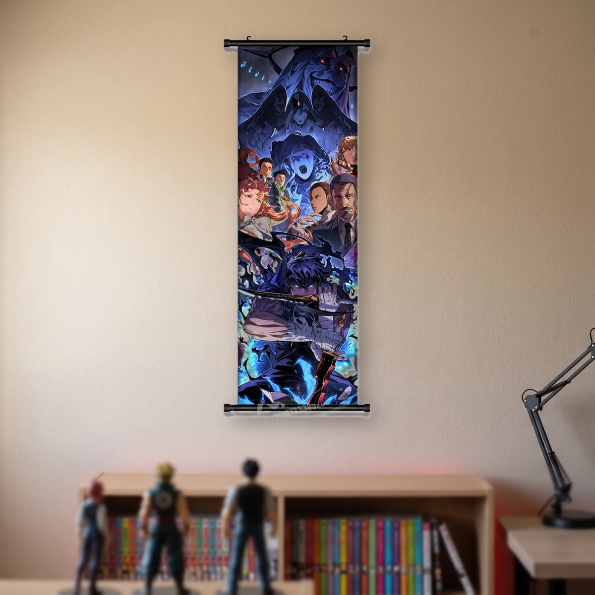 Kakémono Solo Leveling, une affiche de groupe, plusieurs chasseurs et un colosse d'ombre aux yeux rouges, suspendu au mur beige d'une chambre au-dessus d'une étagère de tomes de manga