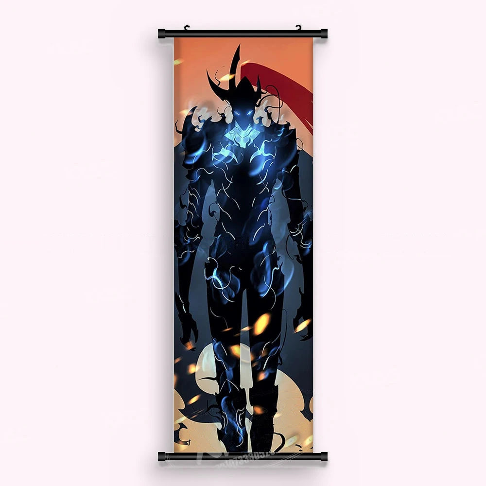 Kakémono Solo Leveling, une armure noire veinée de bleu électrique sur un ciel orange, cape rouge, vu de face : toile tendue entre ses deux baguettes de bois, cordon de suspension fourni