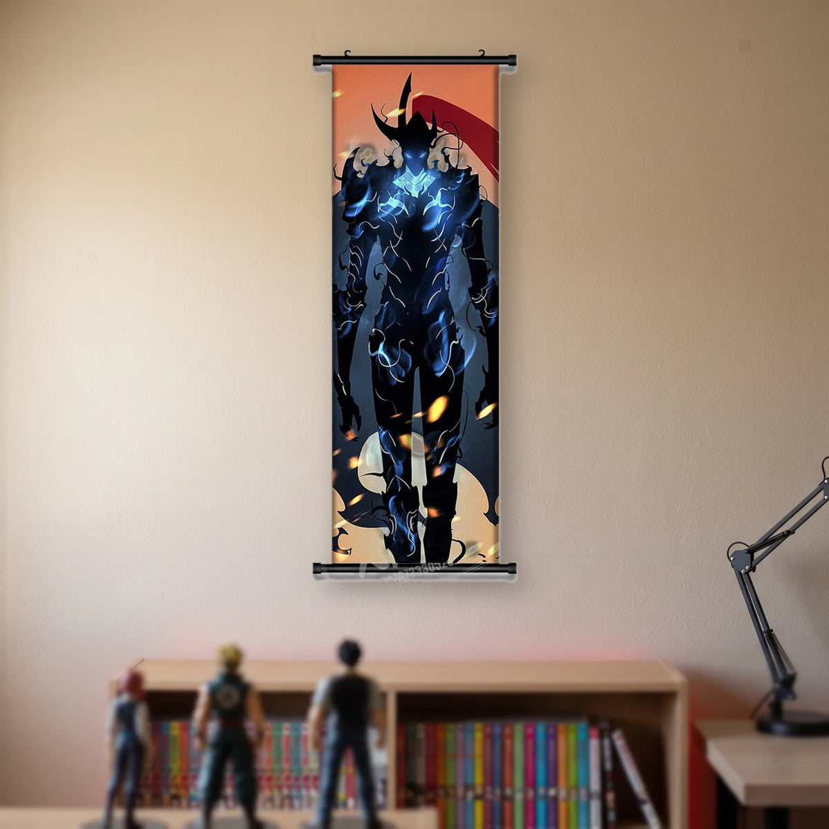 Kakémono Solo Leveling, une armure noire veinée de bleu électrique sur un ciel orange, cape rouge, suspendu au mur beige d'une chambre au-dessus d'une étagère de tomes de manga