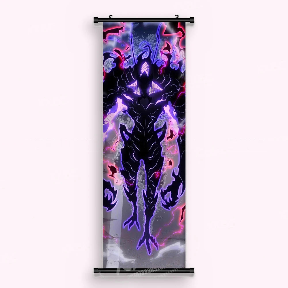 Kakémono Solo Leveling, une armure noire de face, symétrique, épaules en ailes et chevrons lumineux, vu de face : toile tendue entre ses deux baguettes de bois, cordon de suspension fourni