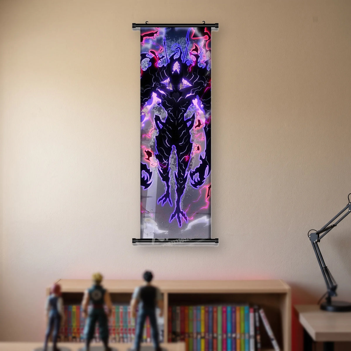 Kakémono Solo Leveling, une armure noire de face, symétrique, épaules en ailes et chevrons lumineux, suspendu au mur beige d'une chambre au-dessus d'une étagère de tomes de manga