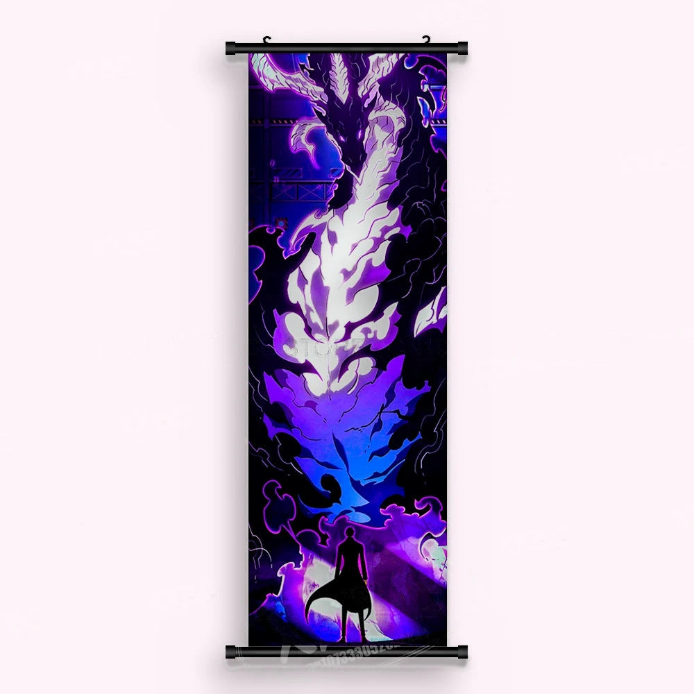 Kakémono Solo Leveling, une créature de flamme blanche et violette dressée au-dessus d'une silhouette à cape, vu de face : toile tendue entre ses deux baguettes de bois, cordon de suspension fourni