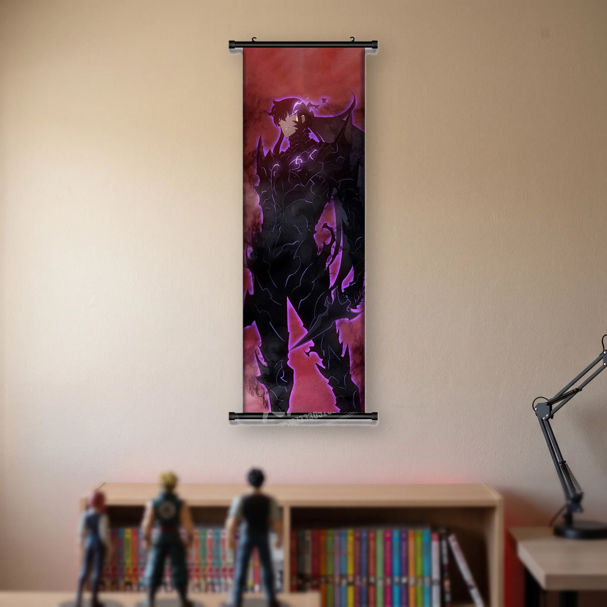 Kakémono Solo Leveling, un chevalier en armure noire aux épaulières pointues devant un fond rouge sombre, suspendu au mur beige d'une chambre au-dessus d'une étagère de tomes de manga