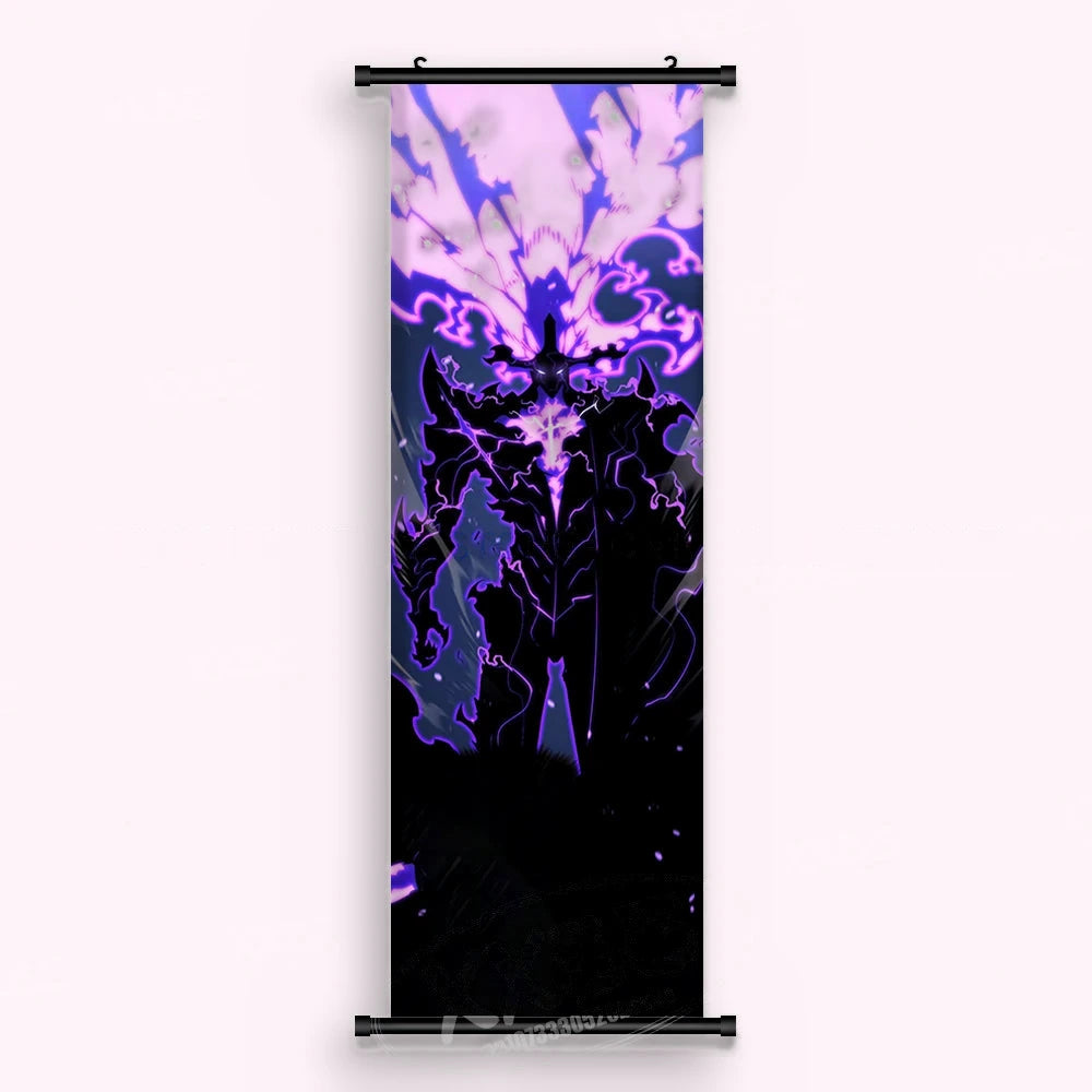 Kakémono Solo Leveling, une silhouette noire sur fond rose pâle, couronnée de flammes violettes ramifiées, vu de face : toile tendue entre ses deux baguettes de bois, cordon de suspension fourni