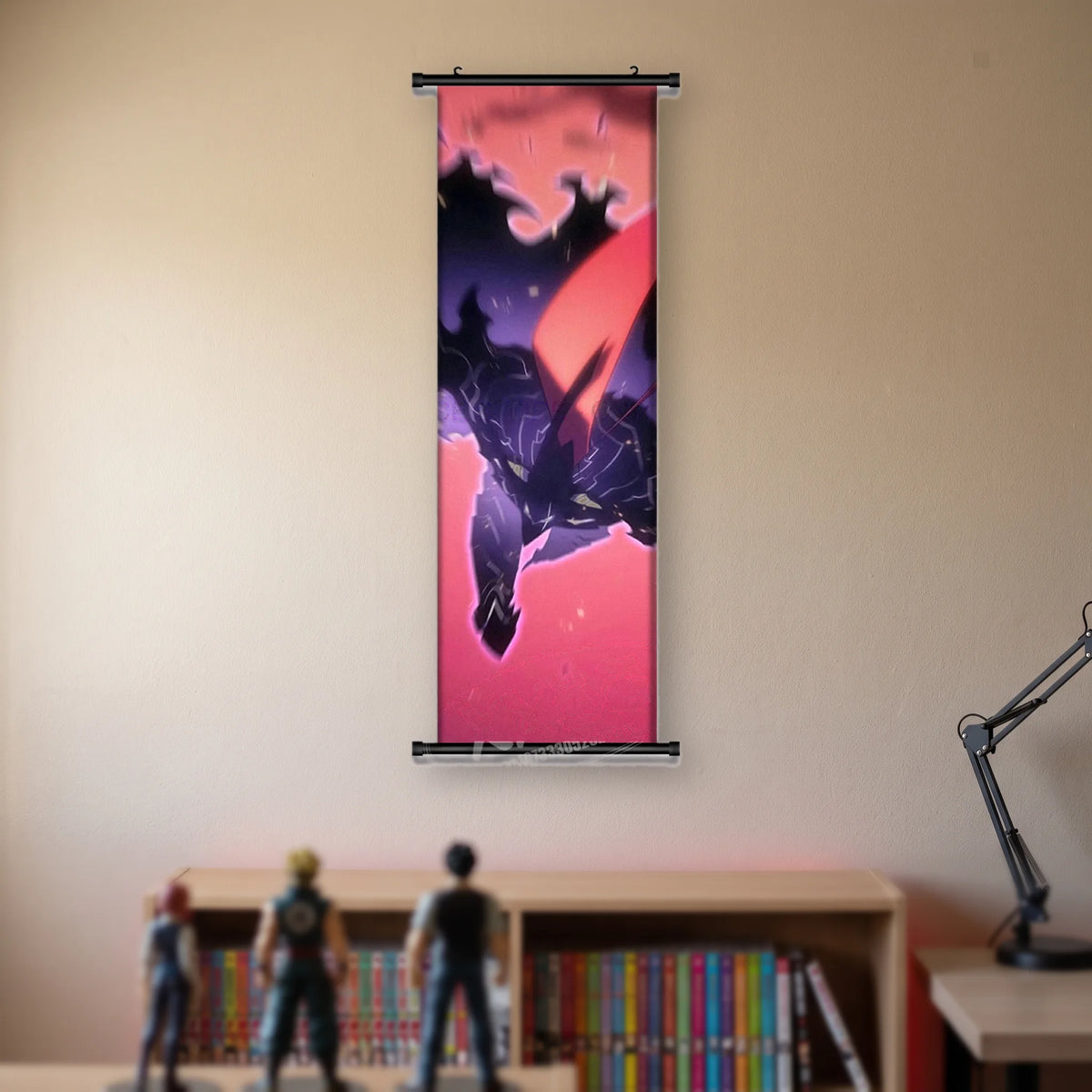 Kakémono Solo Leveling, une créature ailée découpée en noir sur un fond rouge et rose, suspendu au mur beige d'une chambre au-dessus d'une étagère de tomes de manga