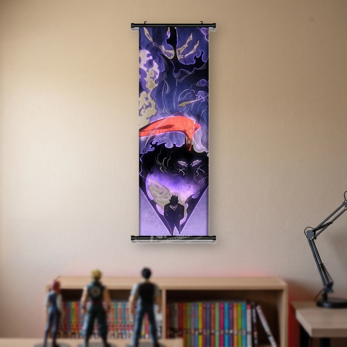 Kakémono Solo Leveling, un croissant orange, une face violette aux yeux blancs, une silhouette en bas, suspendu au mur beige d'une chambre au-dessus d'une étagère de tomes de manga