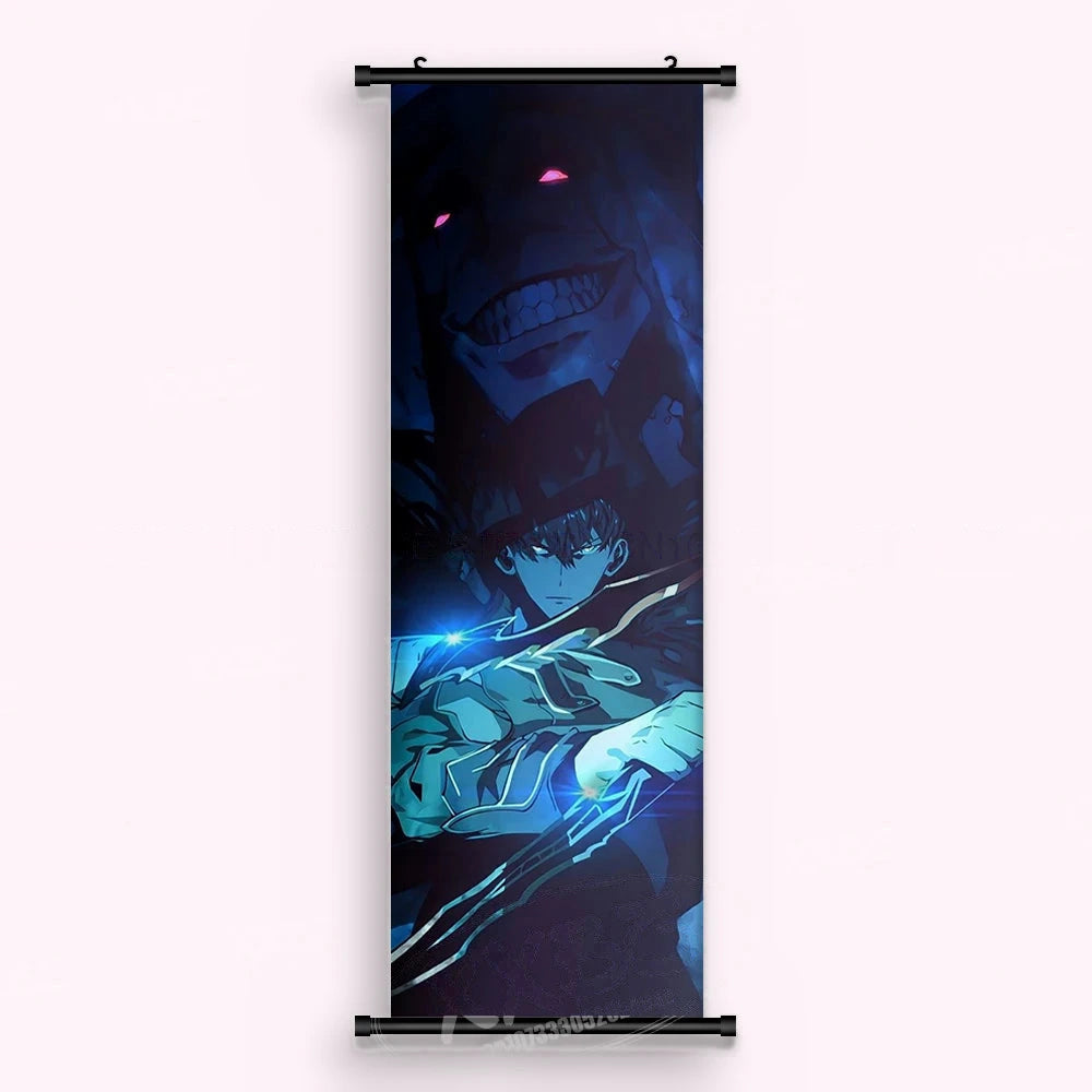 Kakémono Solo Leveling, Sung Jinwoo, dague à lame bleue en main, un rictus géant dans le noir derrière, vu de face : toile tendue entre ses deux baguettes de bois, cordon de suspension fourni