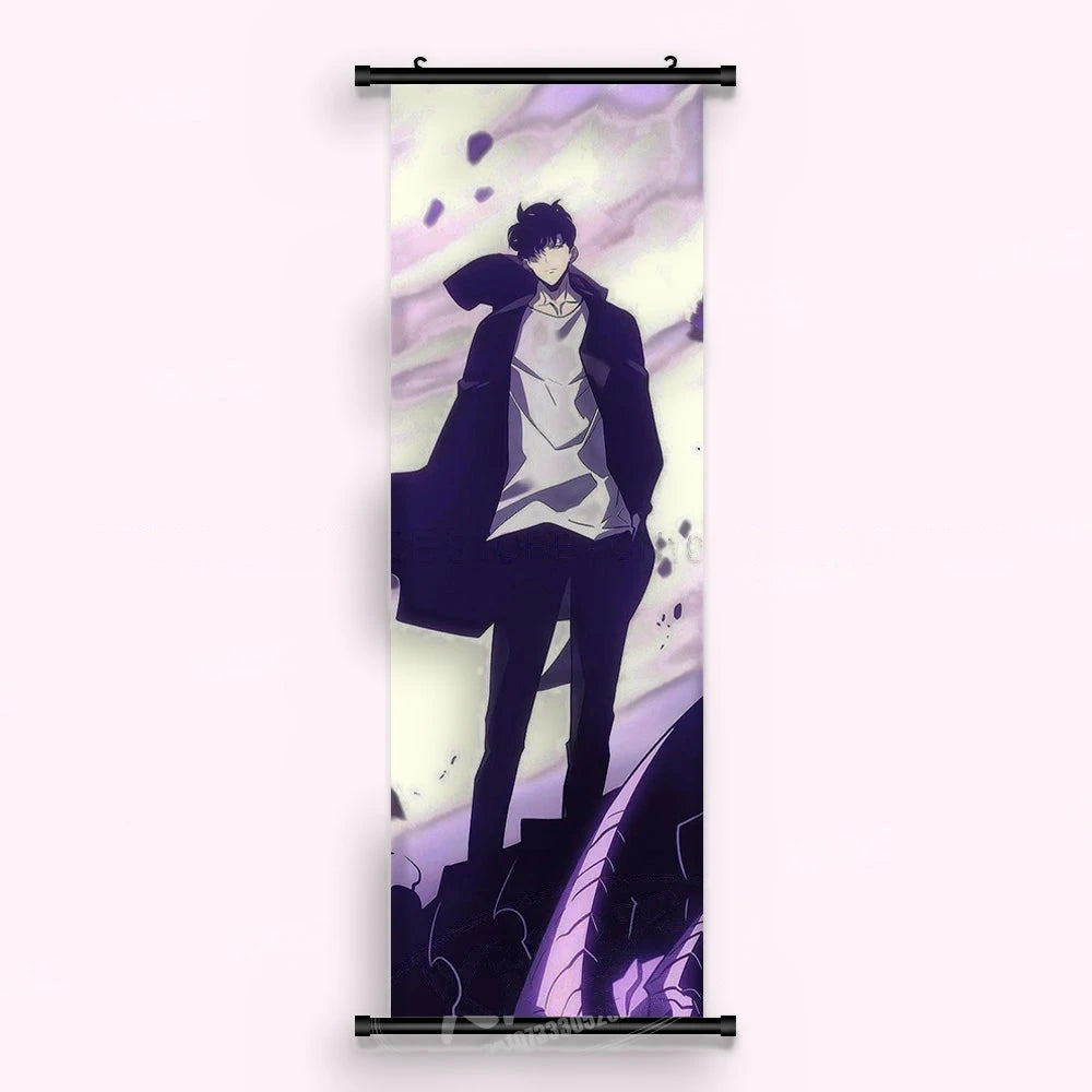 Kakémono Solo Leveling, Sung Jinwoo debout en pied, manteau ouvert, sur un fond lavande clair, vu de face : toile tendue entre ses deux baguettes de bois, cordon de suspension fourni