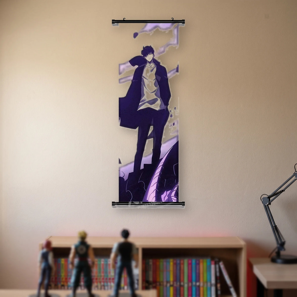 Kakémono Solo Leveling, Sung Jinwoo debout en pied, manteau ouvert, sur un fond lavande clair, suspendu au mur beige d'une chambre au-dessus d'une étagère de tomes de manga