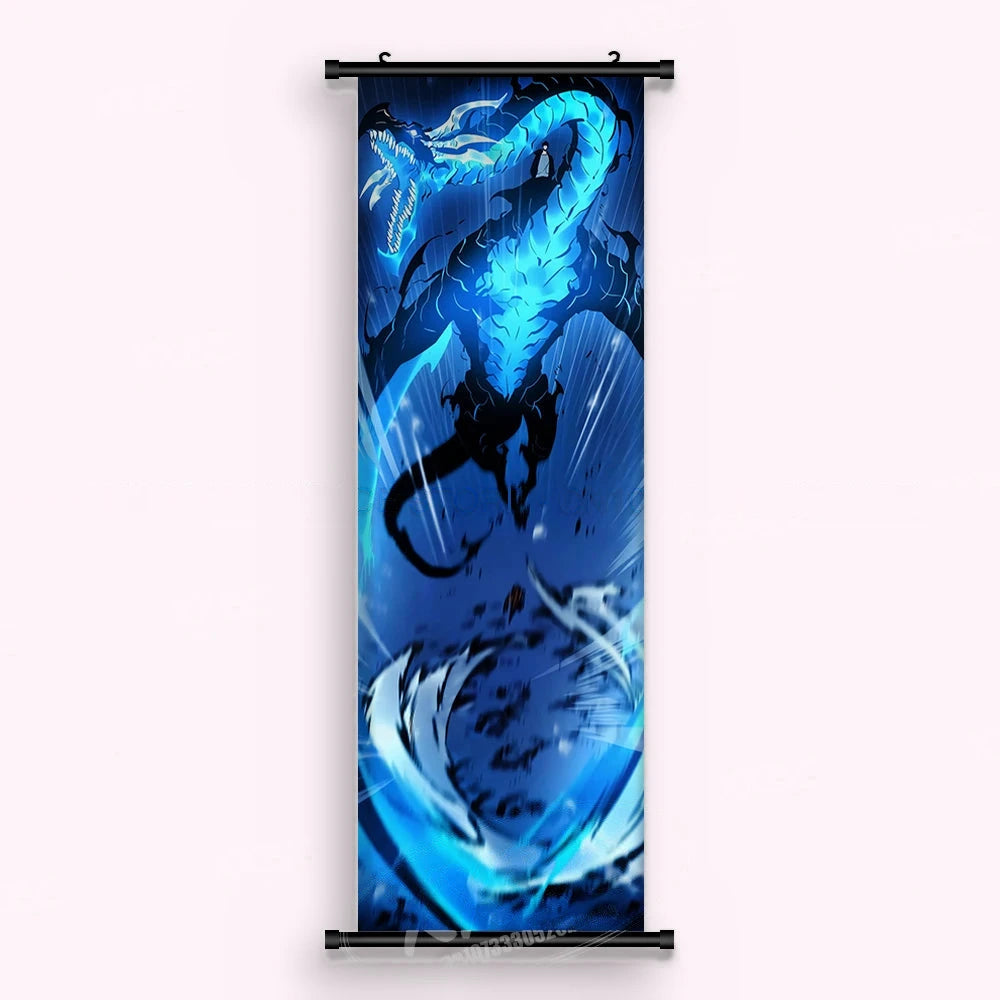 Kakémono Solo Leveling, un dragon bleu qui descend en spirale, gueule ouverte, corps écaillé de givre, vu de face : toile tendue entre ses deux baguettes de bois, cordon de suspension fourni