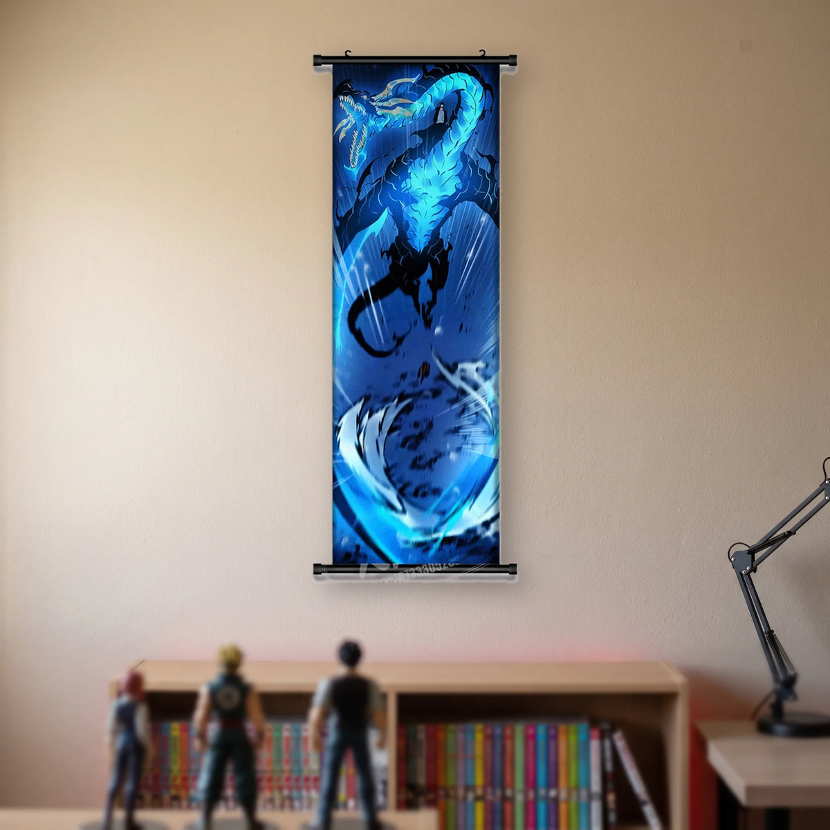 Kakémono Solo Leveling, un dragon bleu qui descend en spirale, gueule ouverte, corps écaillé de givre, suspendu au mur beige d'une chambre au-dessus d'une étagère de tomes de manga