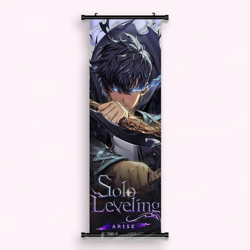 Kakémono Solo Leveling, Sung Jinwoo dégaine son épée, le titre de la série composé en bas, vu de face : toile tendue entre ses deux baguettes de bois, cordon de suspension fourni