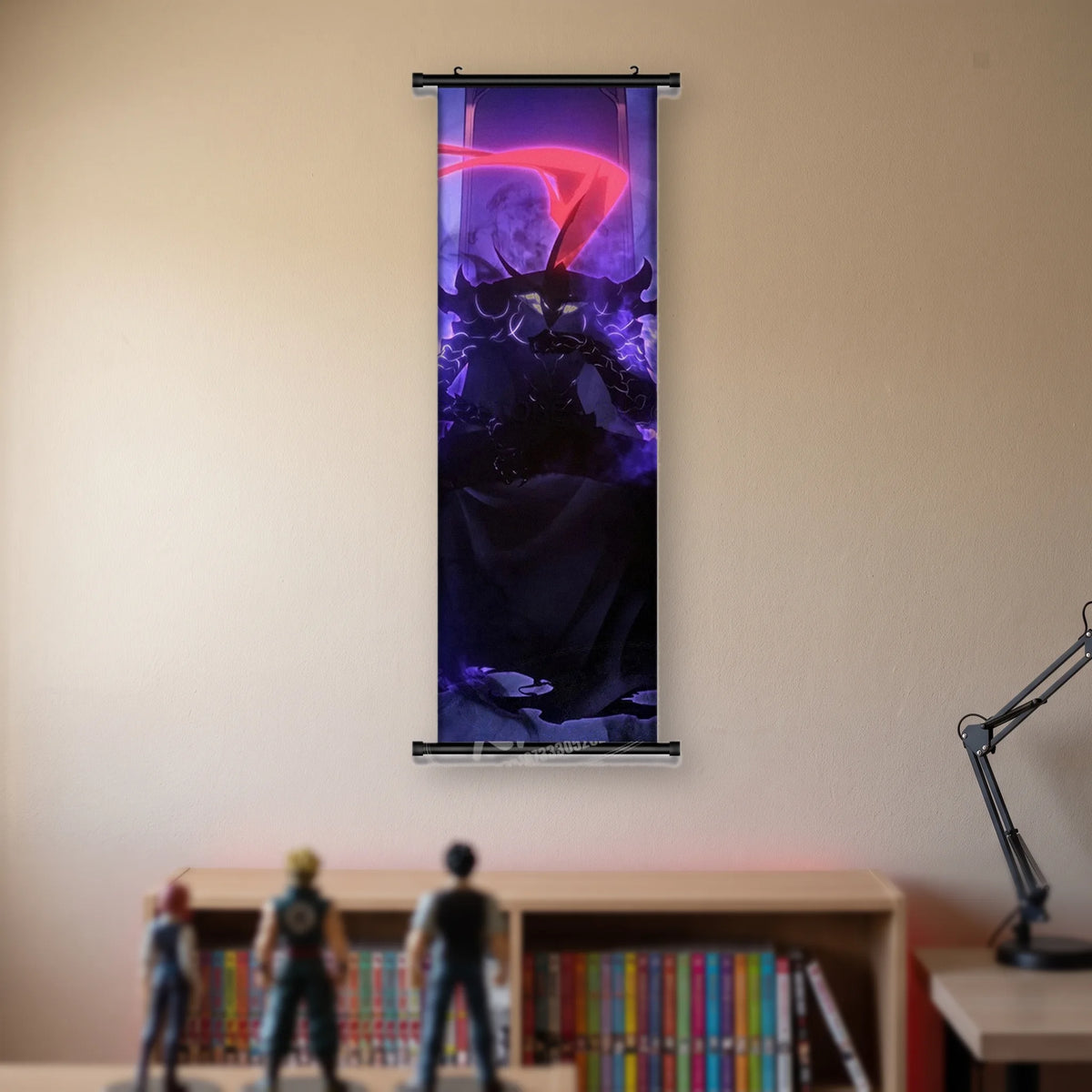 Kakémono Solo Leveling, une figure cornue aux yeux blancs dans la pénombre violette, suspendu au mur beige d'une chambre au-dessus d'une étagère de tomes de manga