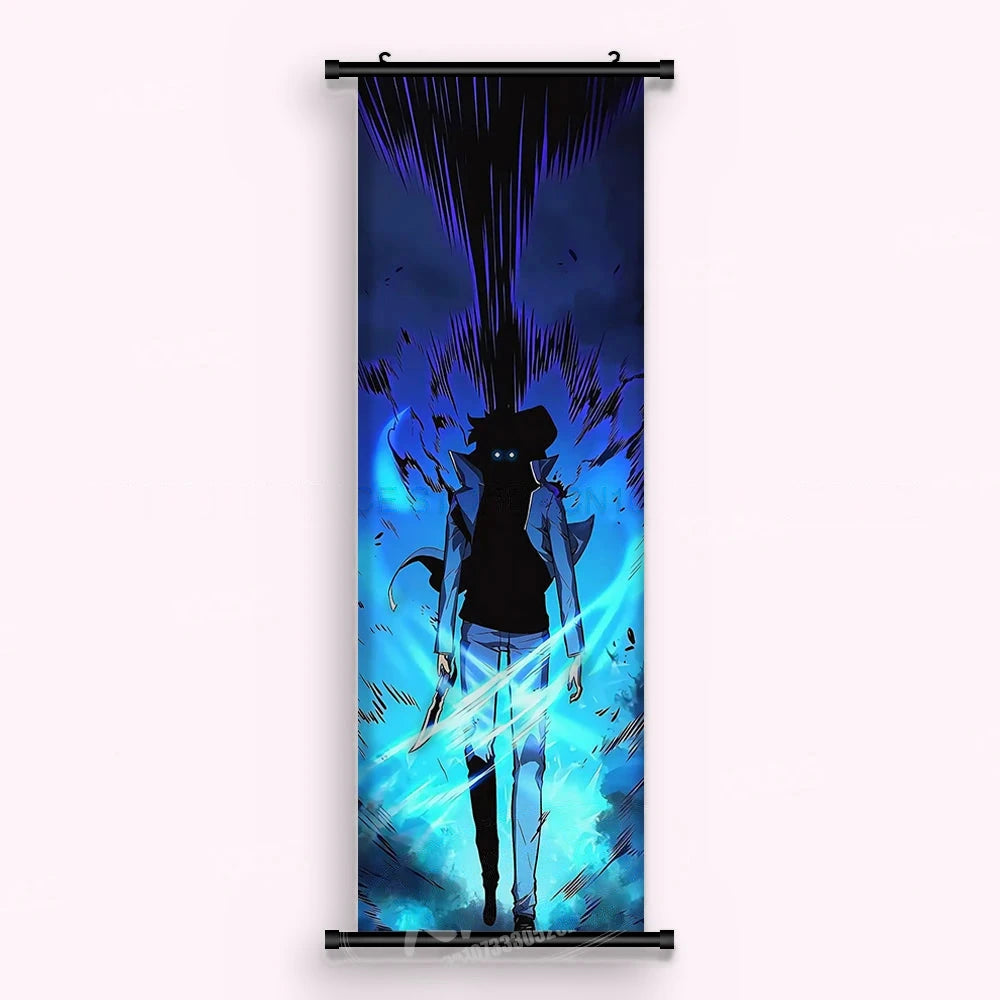 Kakémono Solo Leveling, Sung Jinwoo marche dans un halo turquoise qui monte du sol, vu de face : toile tendue entre ses deux baguettes de bois, cordon de suspension fourni