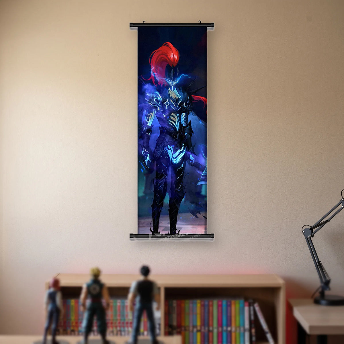 Kakémono Solo Leveling, Igris de face, plumet et cape rouges, armure bleu nuit gravée de lignes lumineuses, suspendu au mur beige d'une chambre au-dessus d'une étagère de tomes de manga