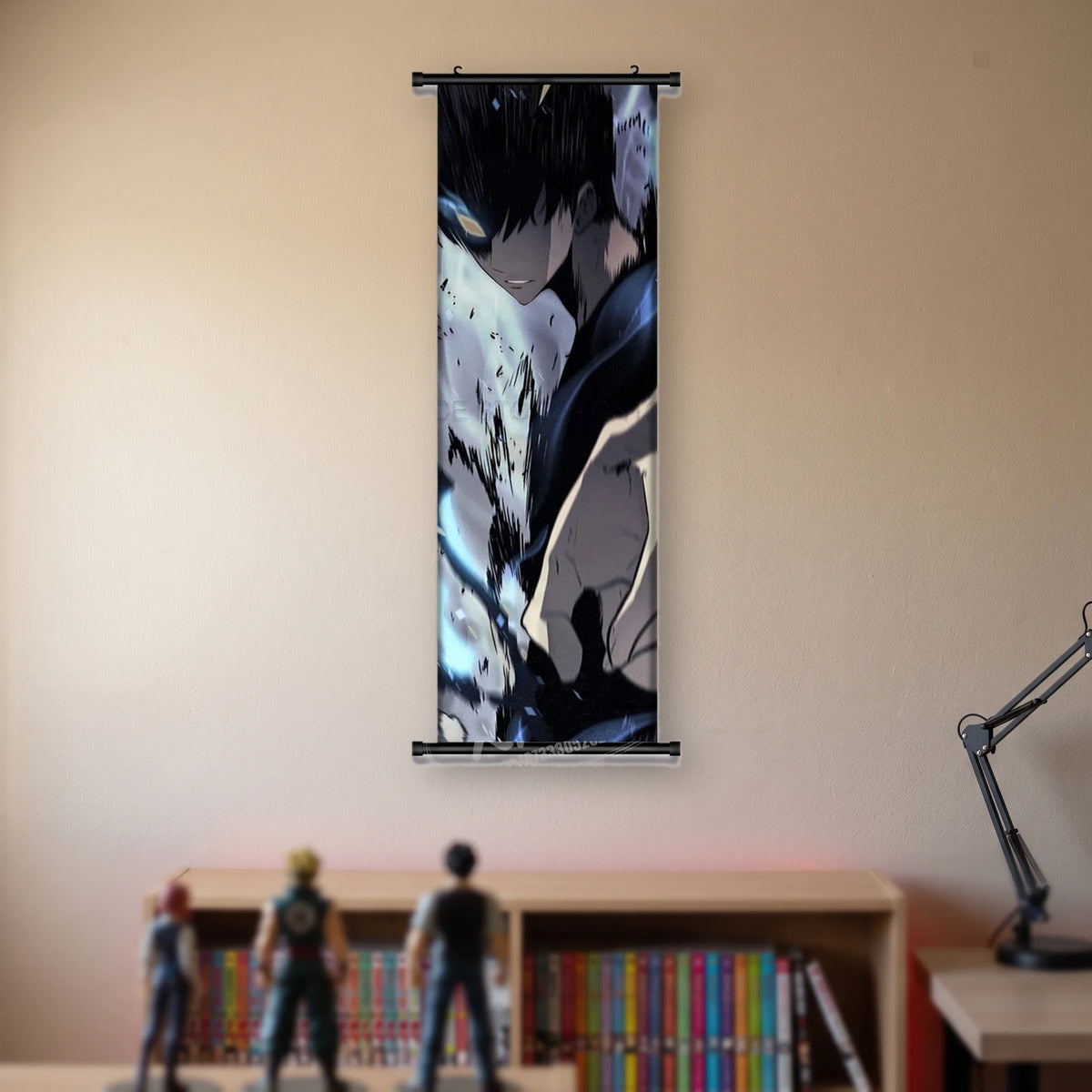 Kakémono Solo Leveling, gros plan sur Sung Jinwoo, un œil bleu, l'autre pris dans une éclaboussure d'encre, suspendu au mur beige d'une chambre au-dessus d'une étagère de tomes de manga