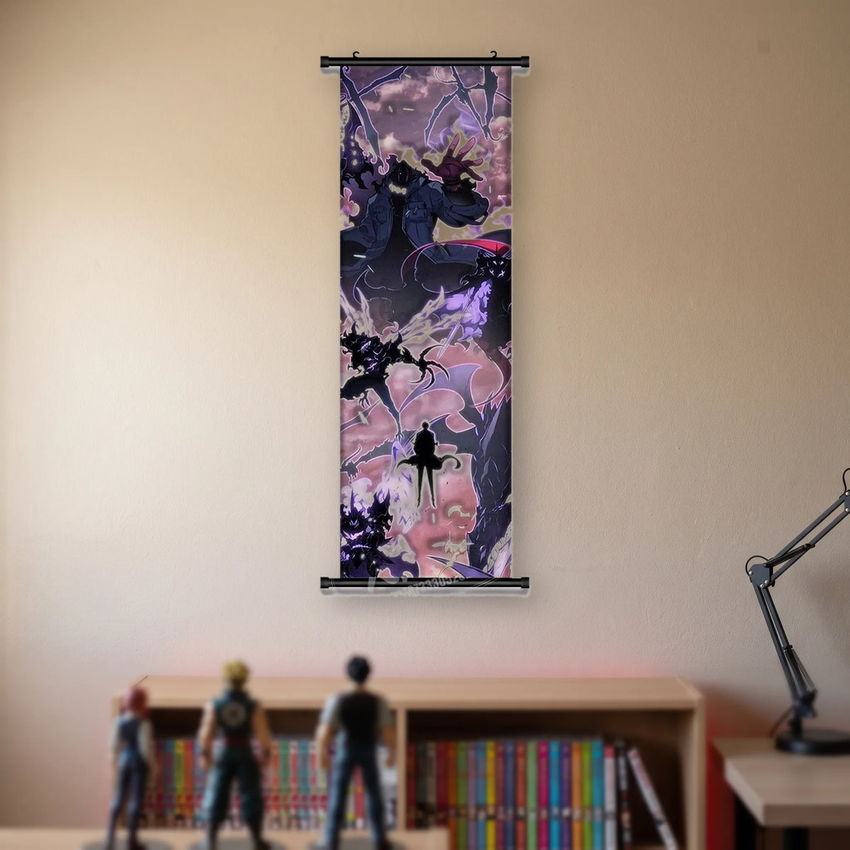 Kakémono Solo Leveling, plusieurs affrontements de soldats d'ombre sous un ciel rose et gris, suspendu au mur beige d'une chambre au-dessus d'une étagère de tomes de manga