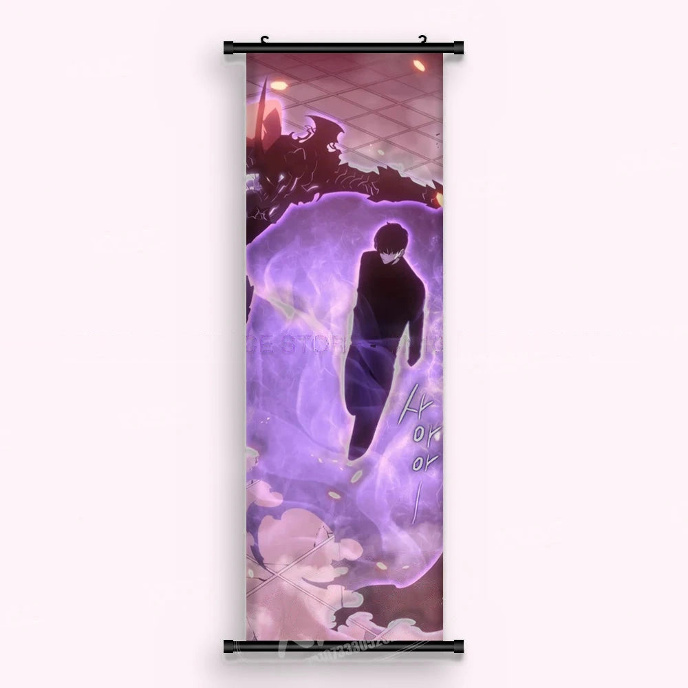 Kakémono Solo Leveling, Sung Jinwoo de dos dans une aura violette, un fauve d'ombre cornu au-dessus, vu de face : toile tendue entre ses deux baguettes de bois, cordon de suspension fourni