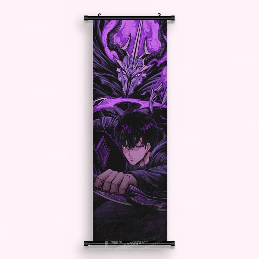 Kakémono Solo Leveling, Sung Jinwoo poings serrés sous un heaume démoniaque violet aux cornes recourbées, vu de face : toile tendue entre ses deux baguettes de bois, cordon de suspension fourni