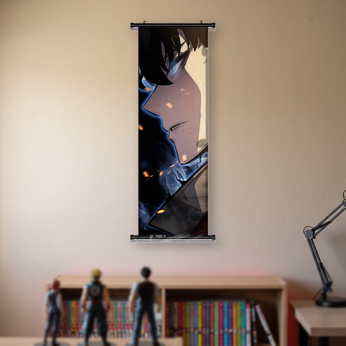 Kakémono Solo Leveling, Sung Jinwoo de profil, œil bleu électrique et lame sombre, sur fond crème, suspendu au mur beige d'une chambre au-dessus d'une étagère de tomes de manga