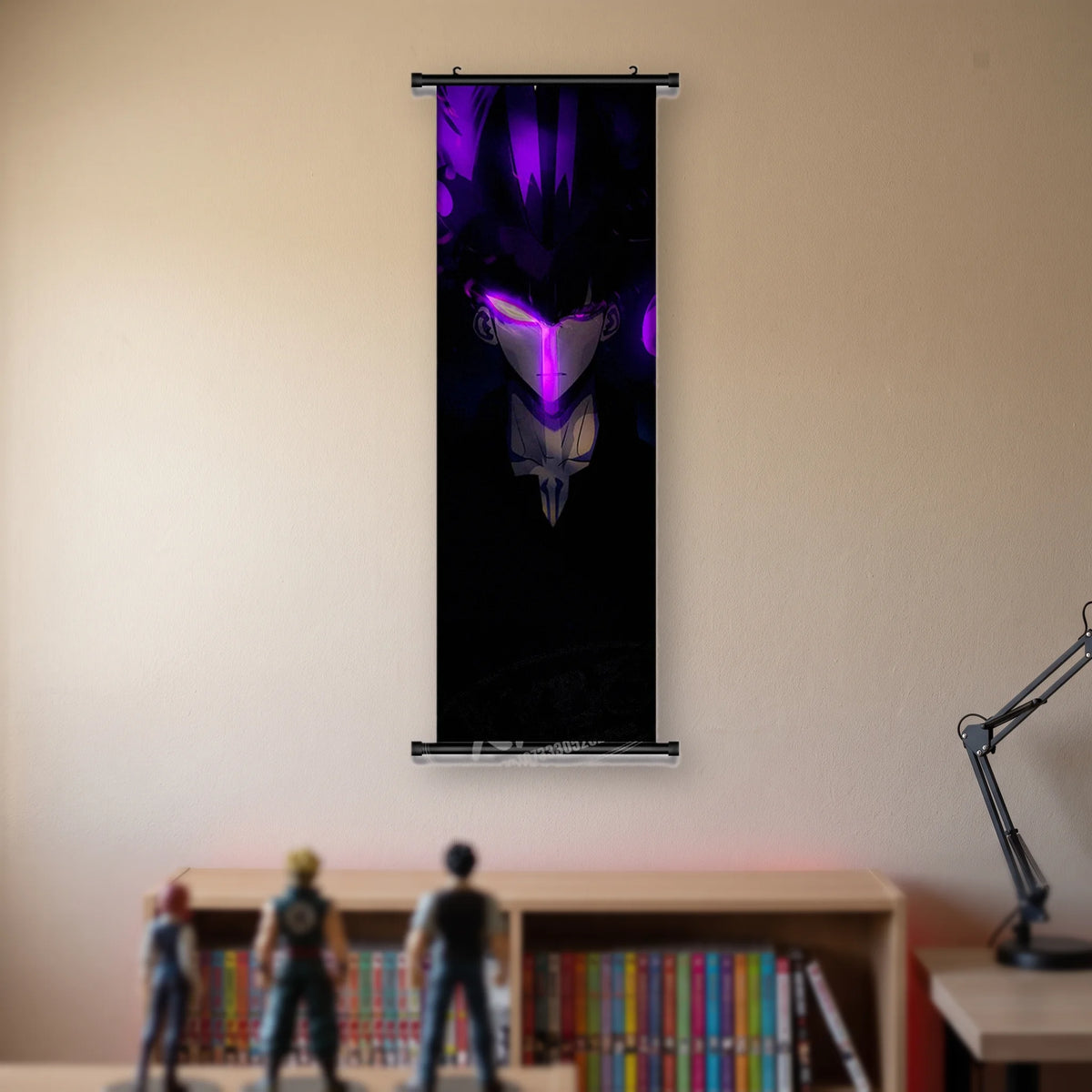 Kakémono Solo Leveling, un visage dans le noir, deux fentes de lumière magenta en travers des yeux, suspendu au mur beige d'une chambre au-dessus d'une étagère de tomes de manga