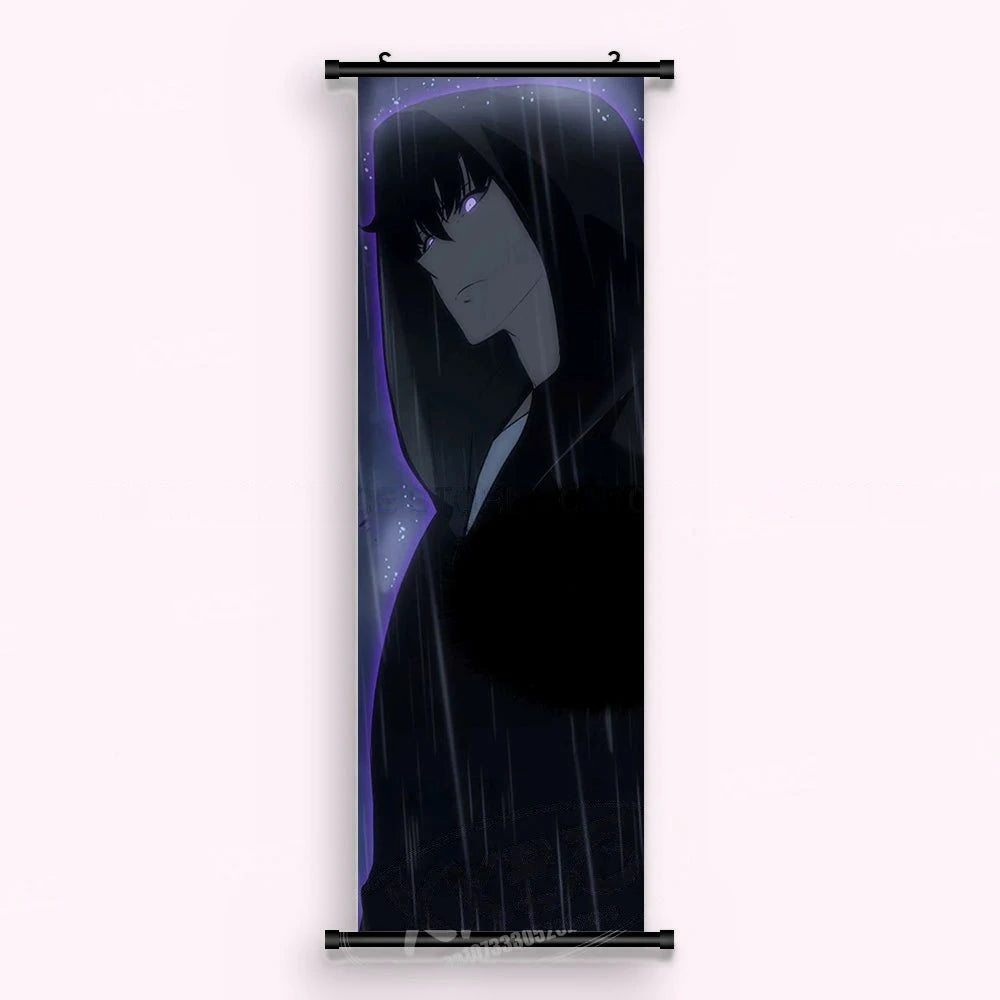 Kakémono Solo Leveling, une silhouette en manteau long sous une pluie fine, sur fond bleu-noir, vu de face : toile tendue entre ses deux baguettes de bois, cordon de suspension fourni
