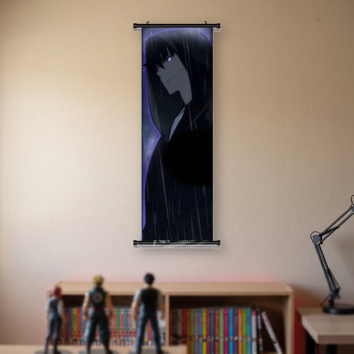 Kakémono Solo Leveling, une silhouette en manteau long sous une pluie fine, sur fond bleu-noir, suspendu au mur beige d'une chambre au-dessus d'une étagère de tomes de manga