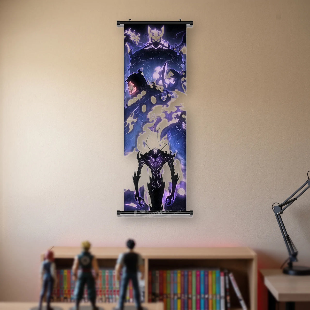 Kakémono Solo Leveling, un visage d'homme dans les flammes d'ombre, une bête noire dressée sous lui, suspendu au mur beige d'une chambre au-dessus d'une étagère de tomes de manga