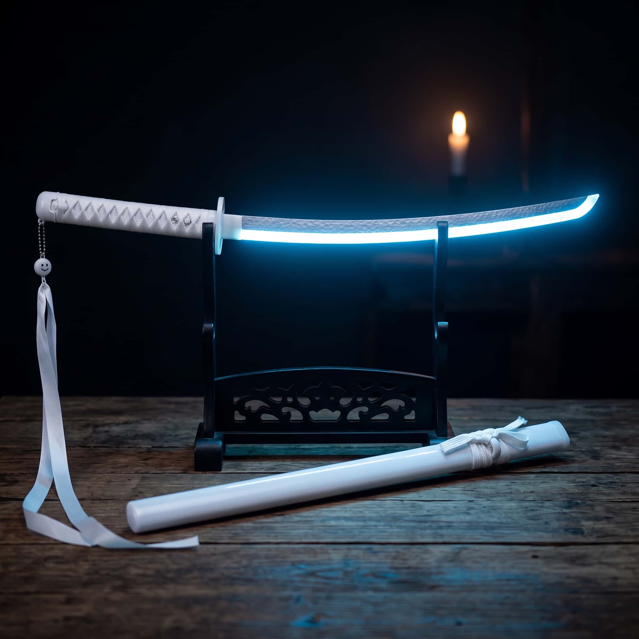 Katana Rukia Bleach posé à l'horizontale sur un présentoir (support non inclus)