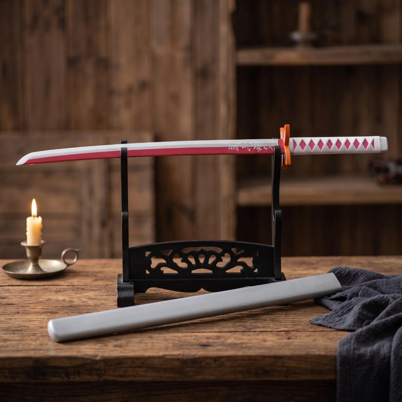 Réplique du katana de Kanae Kocho de Demon Slayer, lame blanche et rose gravée de kanji, tsuba orange en forme de fleur, poignée à losanges roses, sur un présentoir noir