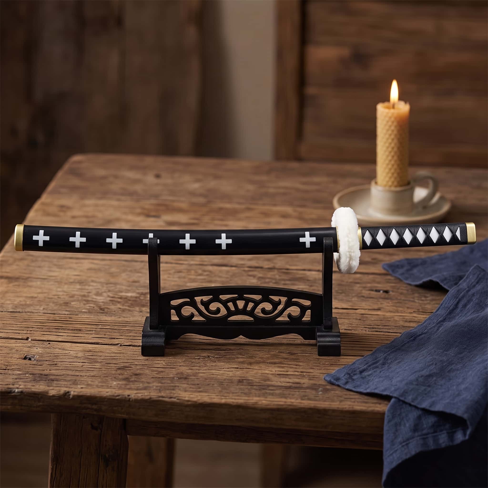 Katana Trafalgar Law One Piece posé à l'horizontale sur un présentoir (support non inclus)