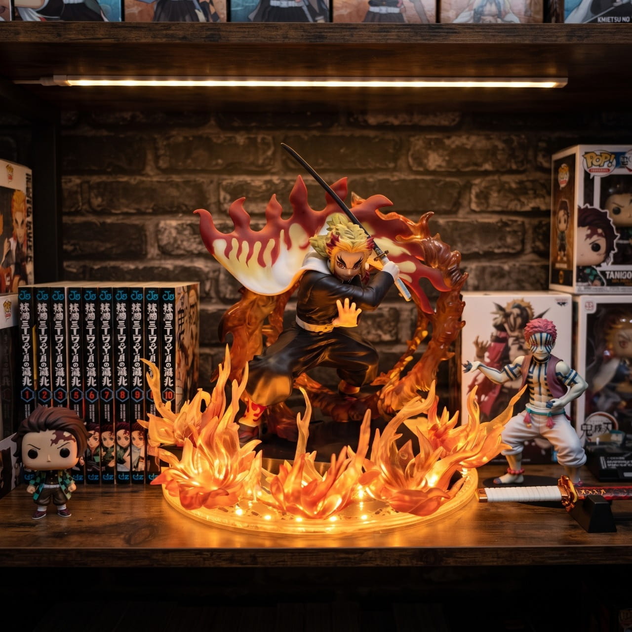 Lampe LED Rengoku souffle du feu Demon Slayer - exposee sur une etagere (decor non inclus)
