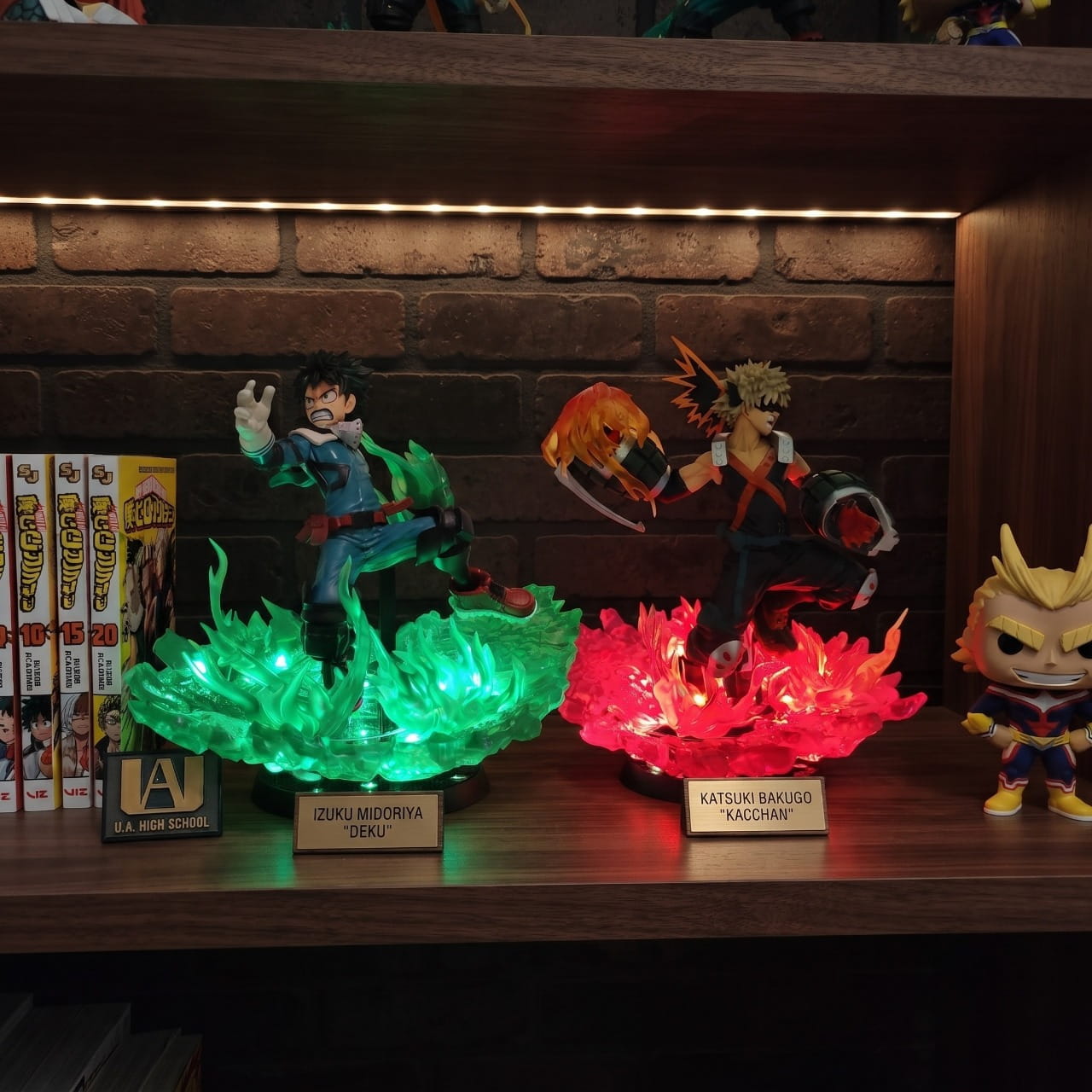 Lampe LED Deku Bakugo My Hero Academia - exposee sur une etagere (decor non inclus)