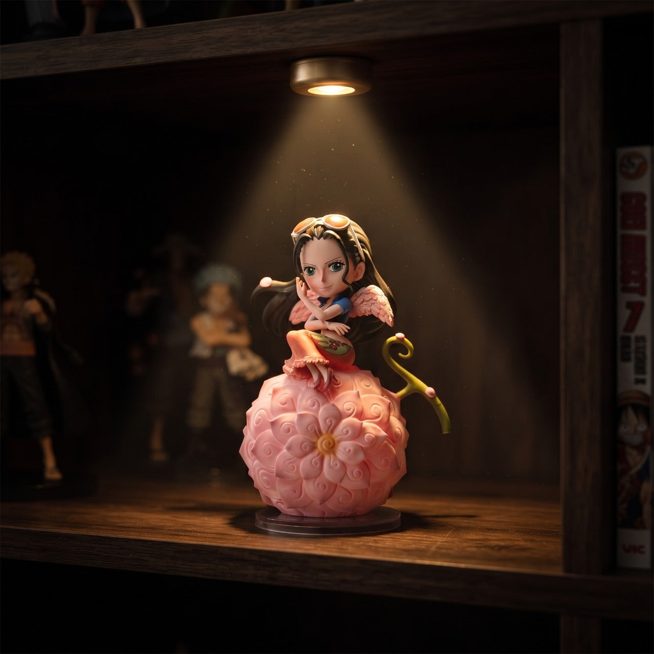Lampe LED One Piece Nico Robin exposée sur une étagère (décor non inclus)