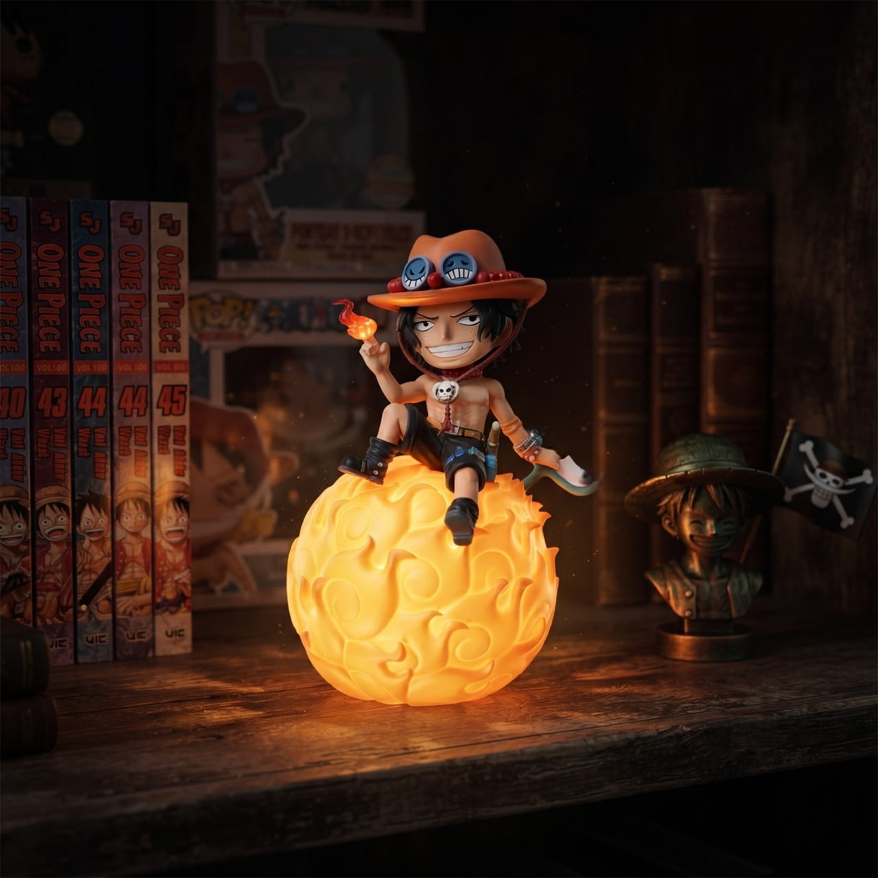 Lampe LED One Piece Portgas D. Ace allumée sur une étagère (décor non inclus)