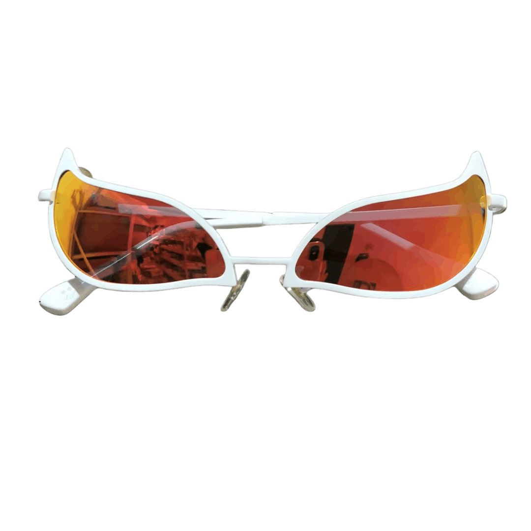 Lunettes de soleil monture blanche œil-de-chat, verres orange miroir, détourées sur fond blanc