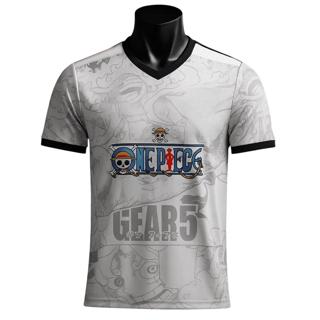 Maillot de foot One Piece blanc à col V noir sur mannequin, vu de face : motif gris de Luffy en Gear 5, logo One Piece et inscription GEAR 5