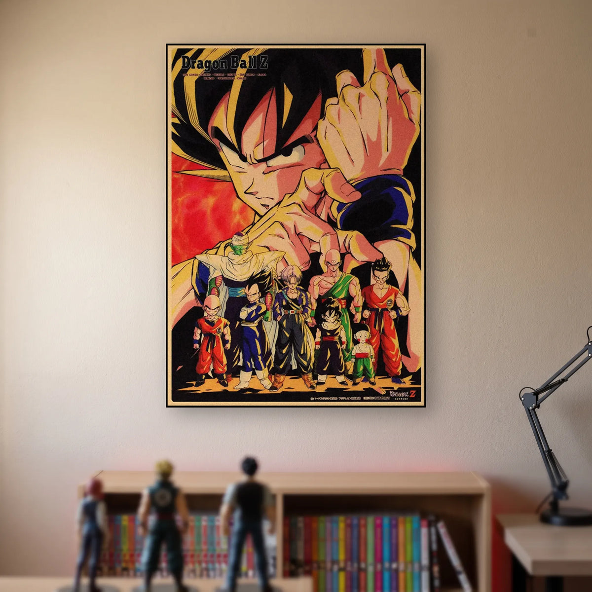 Poster Dragon Ball Goku et les guerriers Z — affiche de groupe Z, accroché sans cadre sur le mur beige d'une chambre, au-dessus d'une étagère de tomes de manga et de figurines