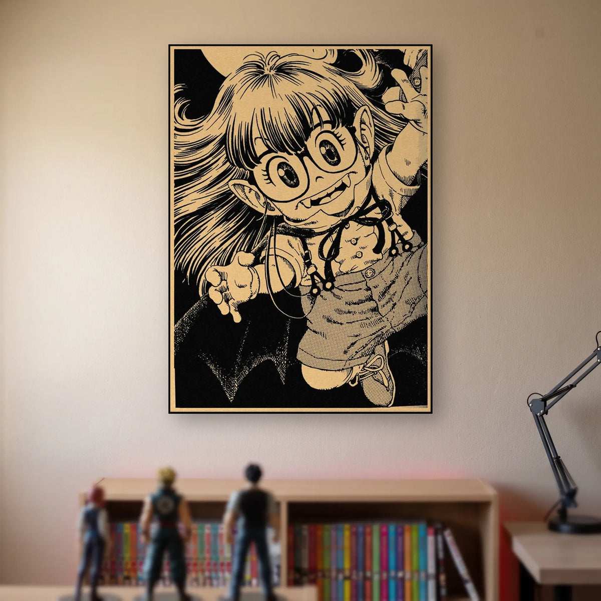 Poster Dragon Ball Arale Norimaki — portrait à l'encre, accroché sans cadre sur le mur beige d'une chambre, au-dessus d'une étagère de tomes de manga et de figurines