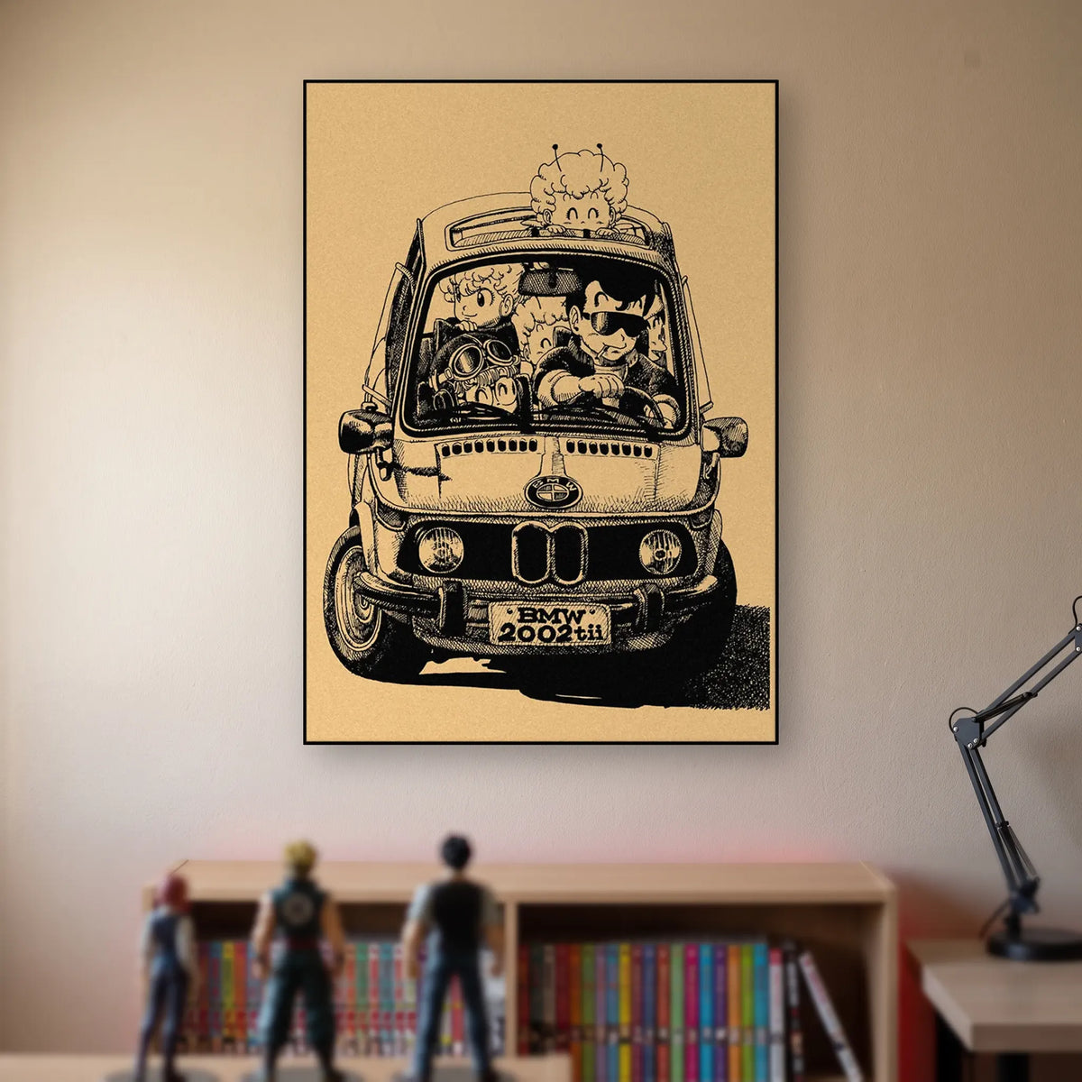 Poster Dragon Ball Illustration d'Akira Toriyama — la voiture à la plume, accroché sans cadre sur le mur beige d'une chambre, au-dessus d'une étagère de tomes de manga et de figurines